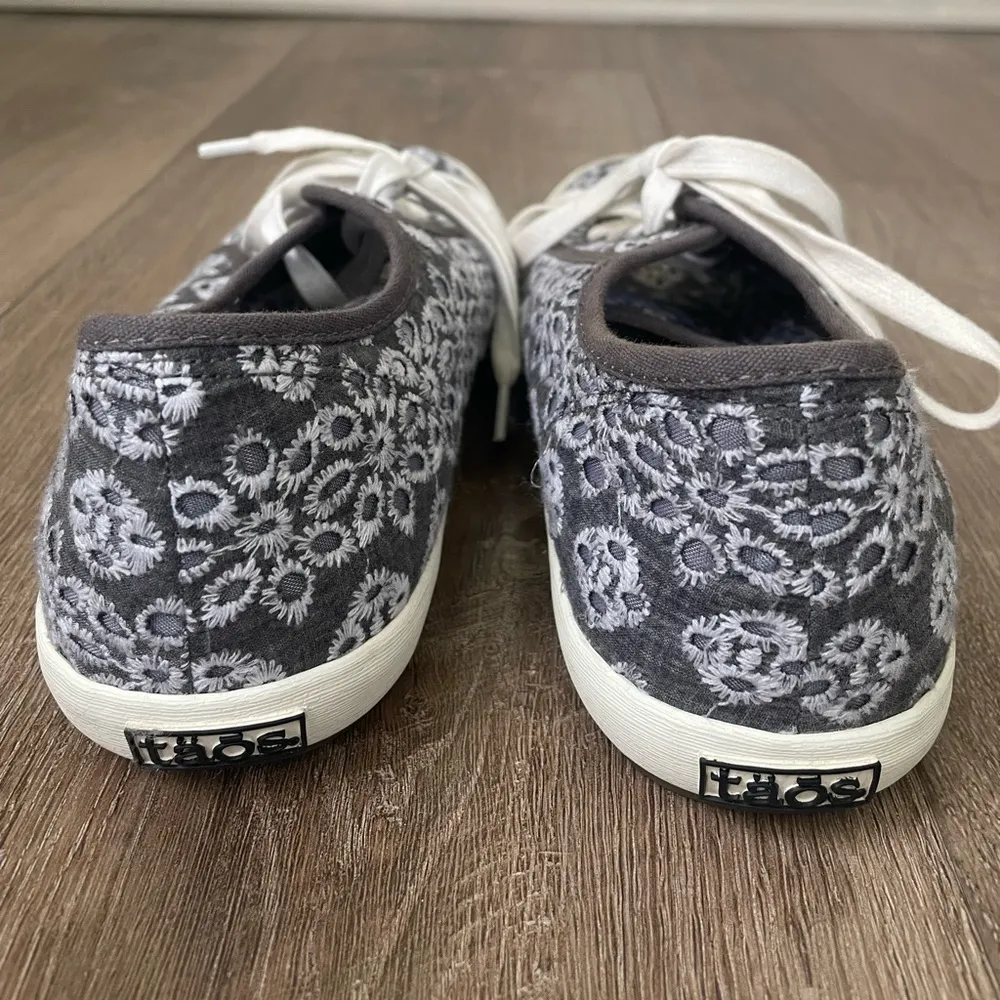 Taos Star Lite Grey Eyelet Shoes Lace Up Comfort Sneakers Embroidered ~ Sz 7 - Image 4