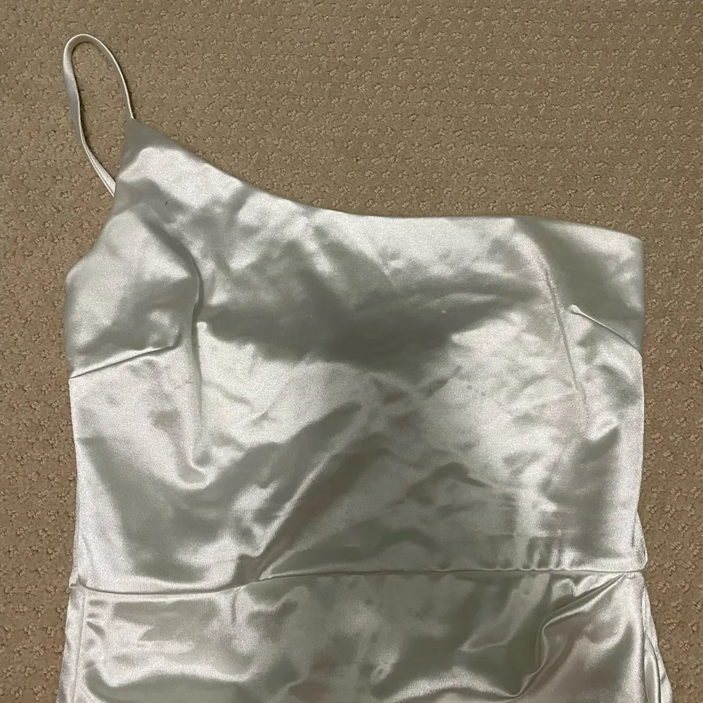 Elegant White Satin Dress - Image 2