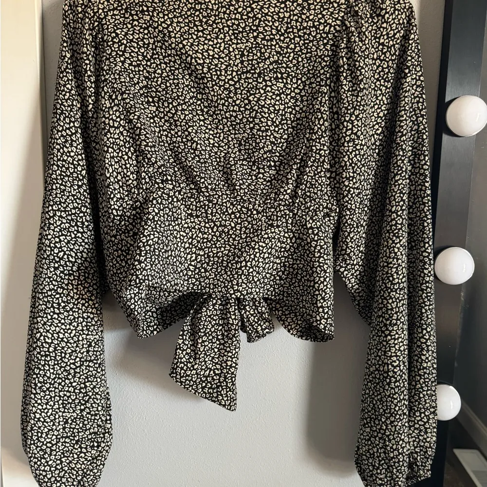 Prince Black and White Plunge Neck Puff Sleeve Blouse - Image 2