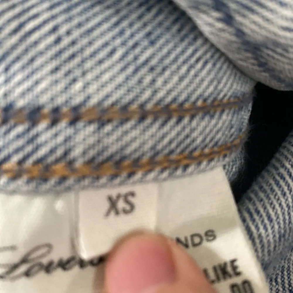 Lovers + Friends Denim Brandon cropped raw edge hem denim jacket Imogene size XS - Image 13