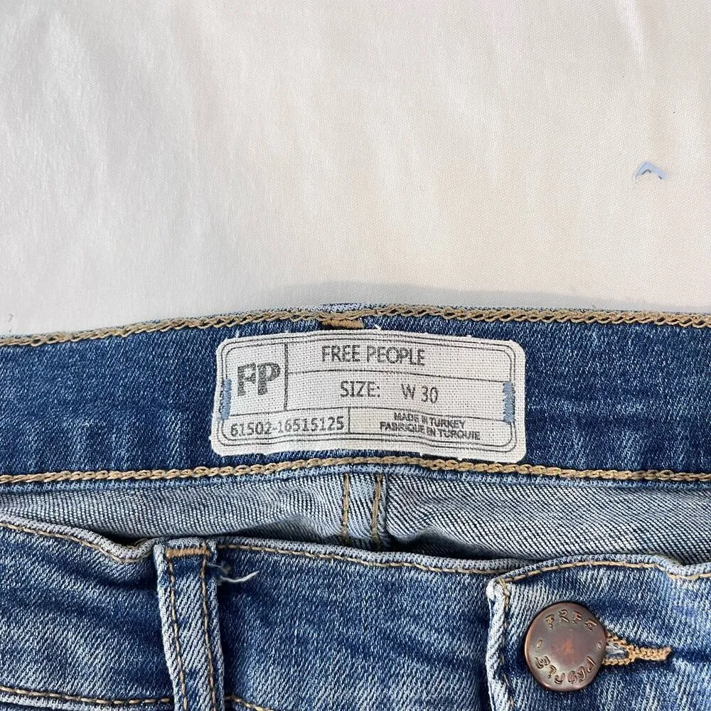 Free People Skinny Leg Raw Fuzzy Hem Mid Rise Light Wash Distressed Jean Size 30 - Image 3