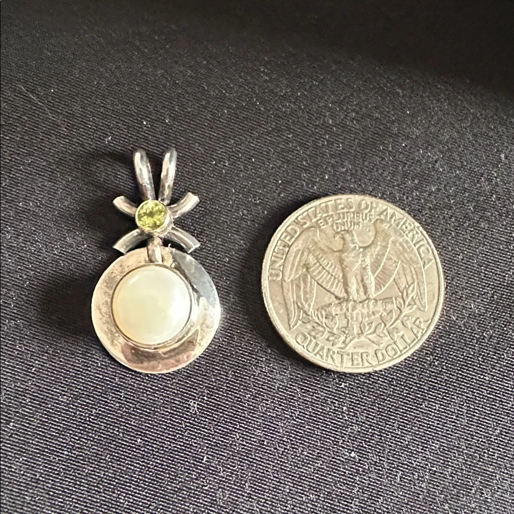 Robert Nilsson EUC sterling pendant with genuine pearl and peridot gemstone Silver - Image 4