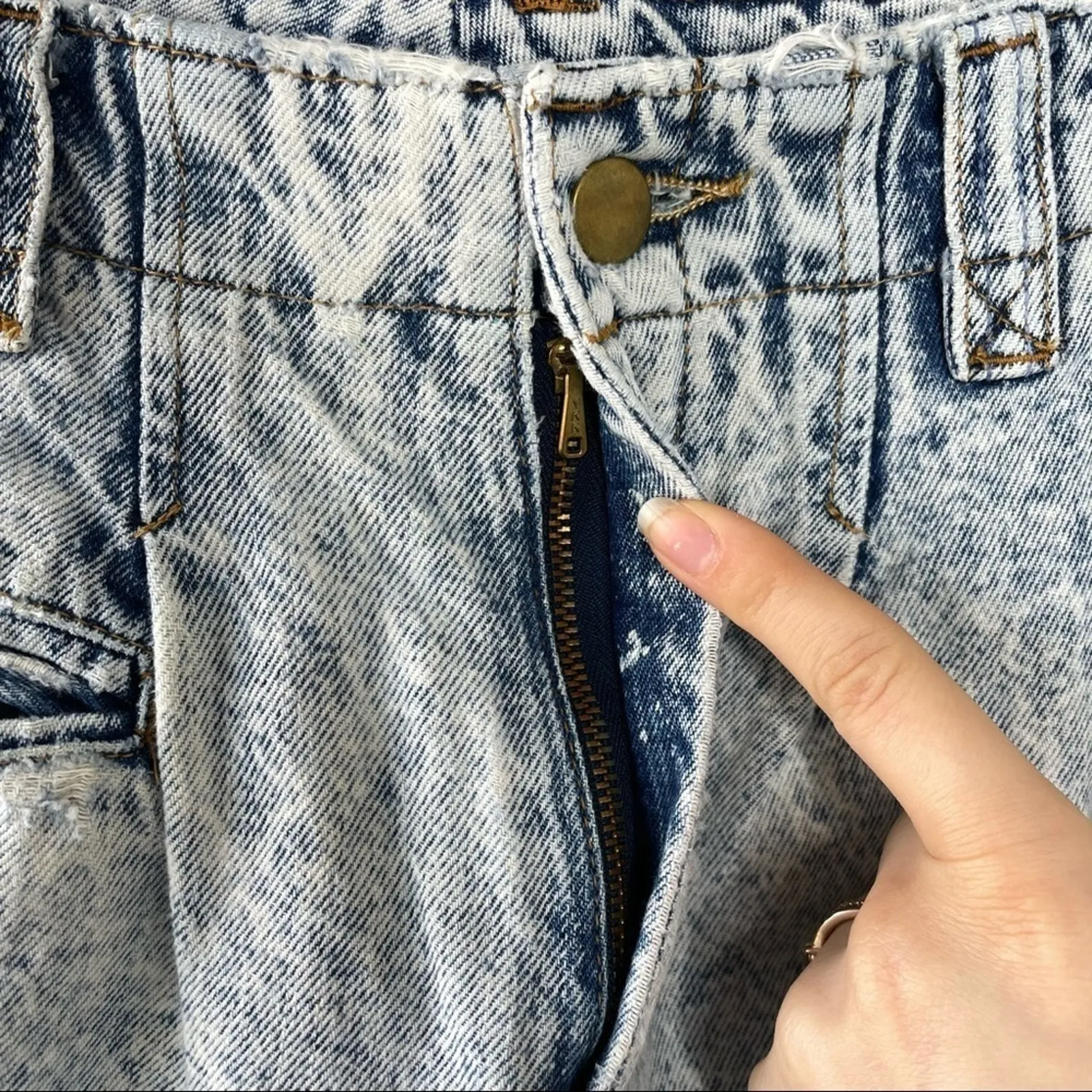 TARAZZIA SPORT Vintage Grunge High Waisted Pleated Acid Washed Denim Jean Shorts Blue Size 6 - Image 4