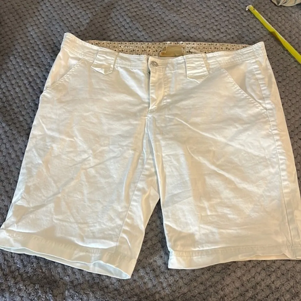 Women's David Bitton White Bermuda Shorts Size 31 EUC #4745 - Image 2