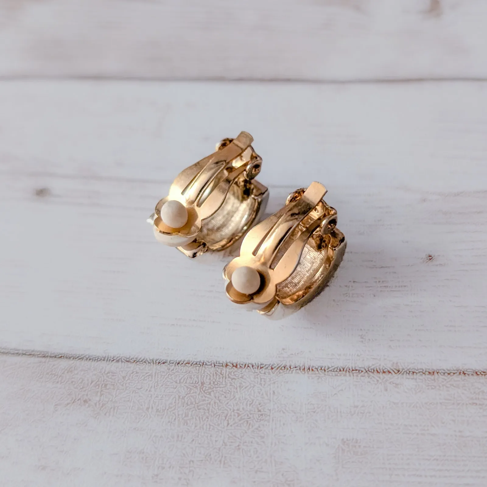 Vintage Clip On Earrings Half Hoops Pretty Pattern Gold Tone, Black - Image 6