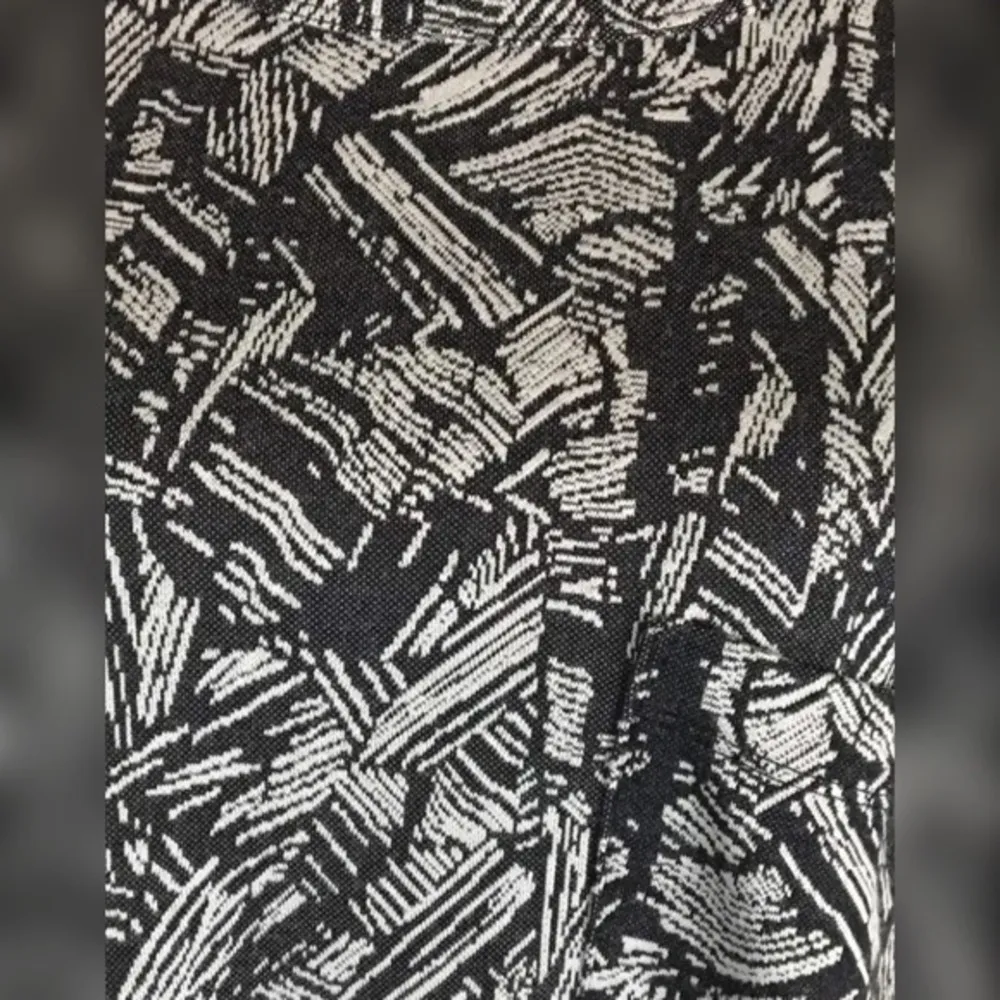 Women's Lularoe Black White Carly Hi-Low Dress Size Medium EUC #7791 - Image 4