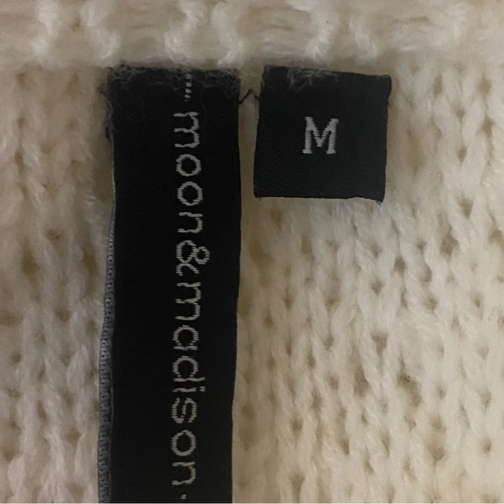 MOON & MADISON cream, dolman sleeve, cropped, cable knit sweater. Medium. EUC - Image 8