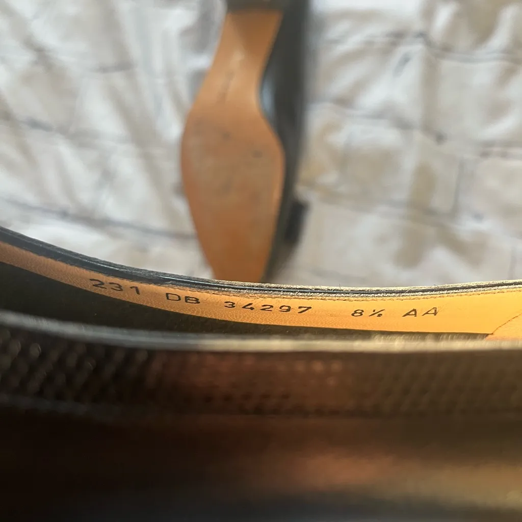 Vintage 1980s Salvatore Ferragamo Black Leather Pumps Gold Bow Heels Size 8.5 - Image 8