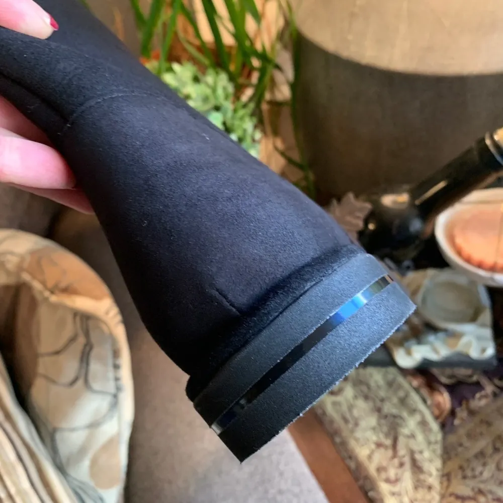 Authentic STUART WEITZMAN SOFT Genuine Shearling 10"H cozy boots - Image 10