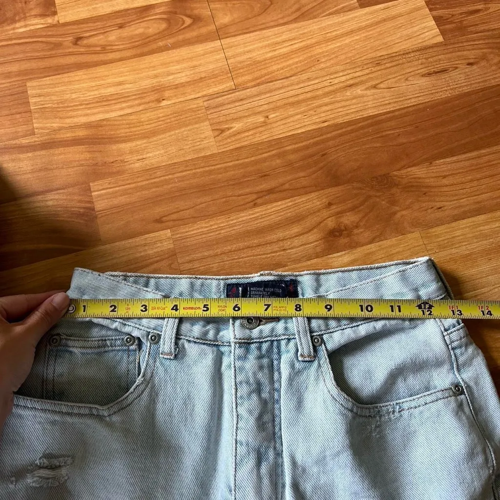 Light wash distressed jeans - Image 5