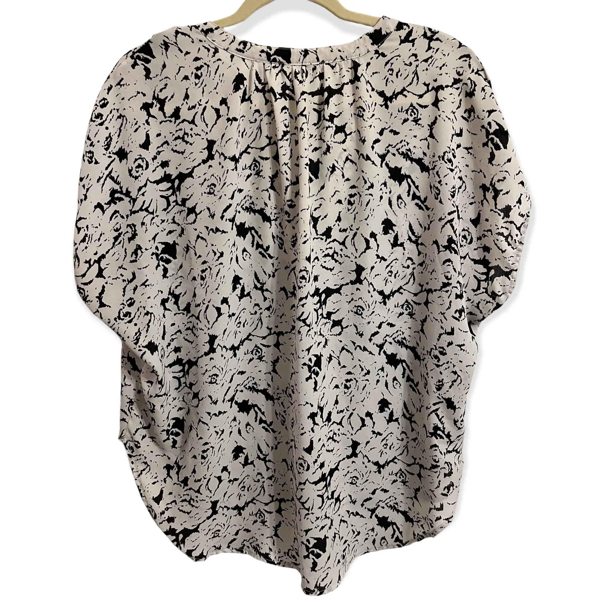 Violet & Claire Black and White Floral Dolman Short Sleeve Blouse Size Medium - Image 4