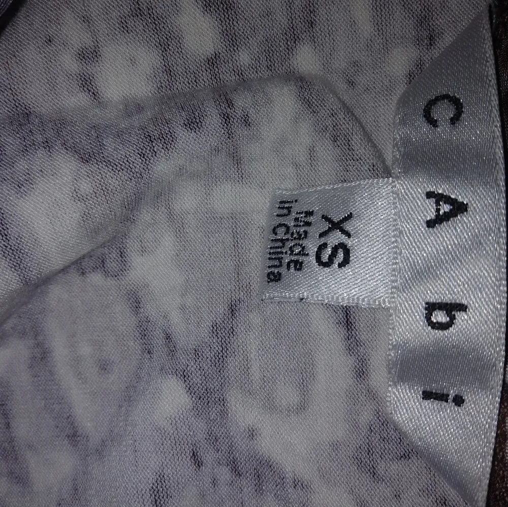 CAbi  XS Taupe Reptile Tie Front Tank Jacket Set Top - Image 9