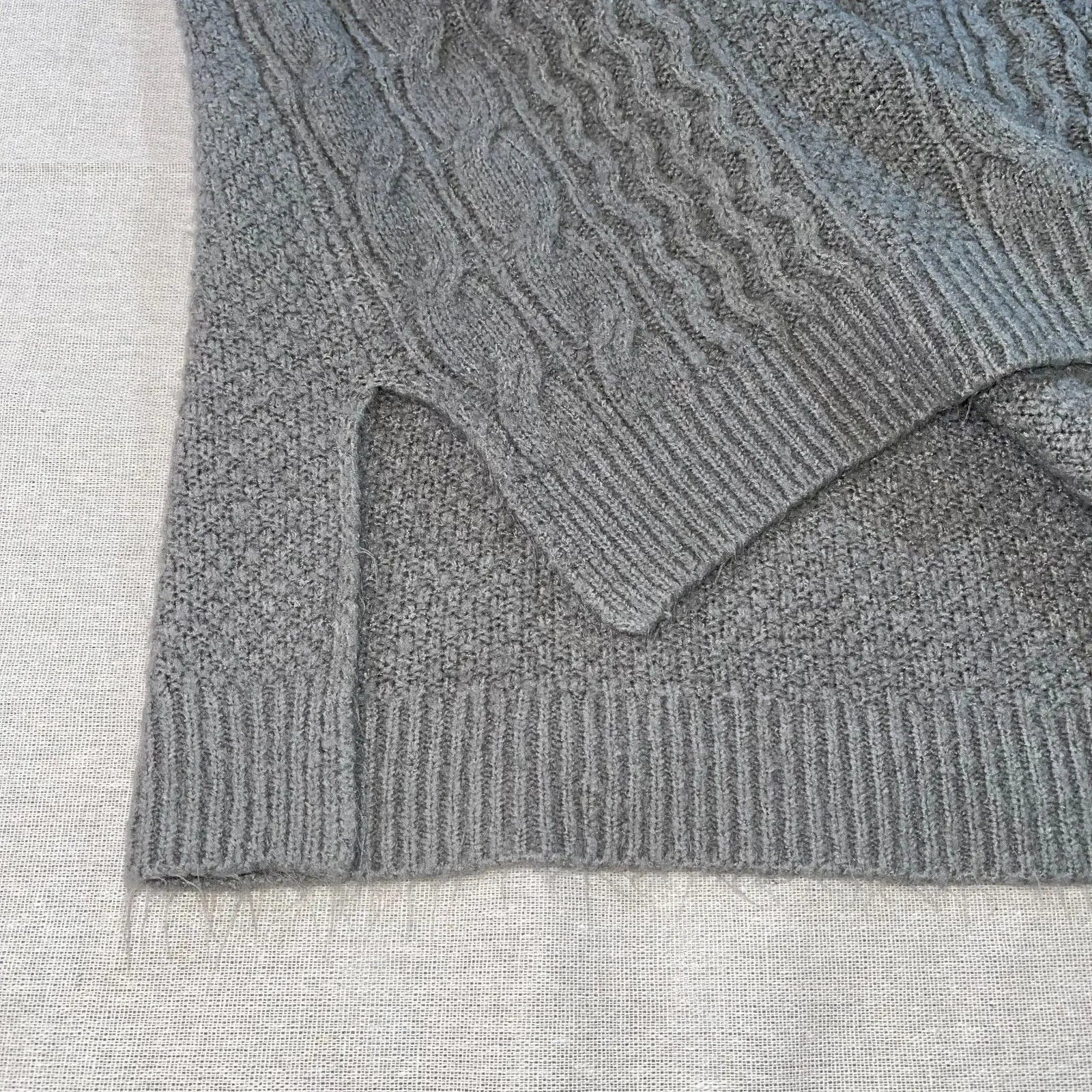 Elle | Gray Cable Knit 3/4 Length Sleeve Sweater | Small - Image 4