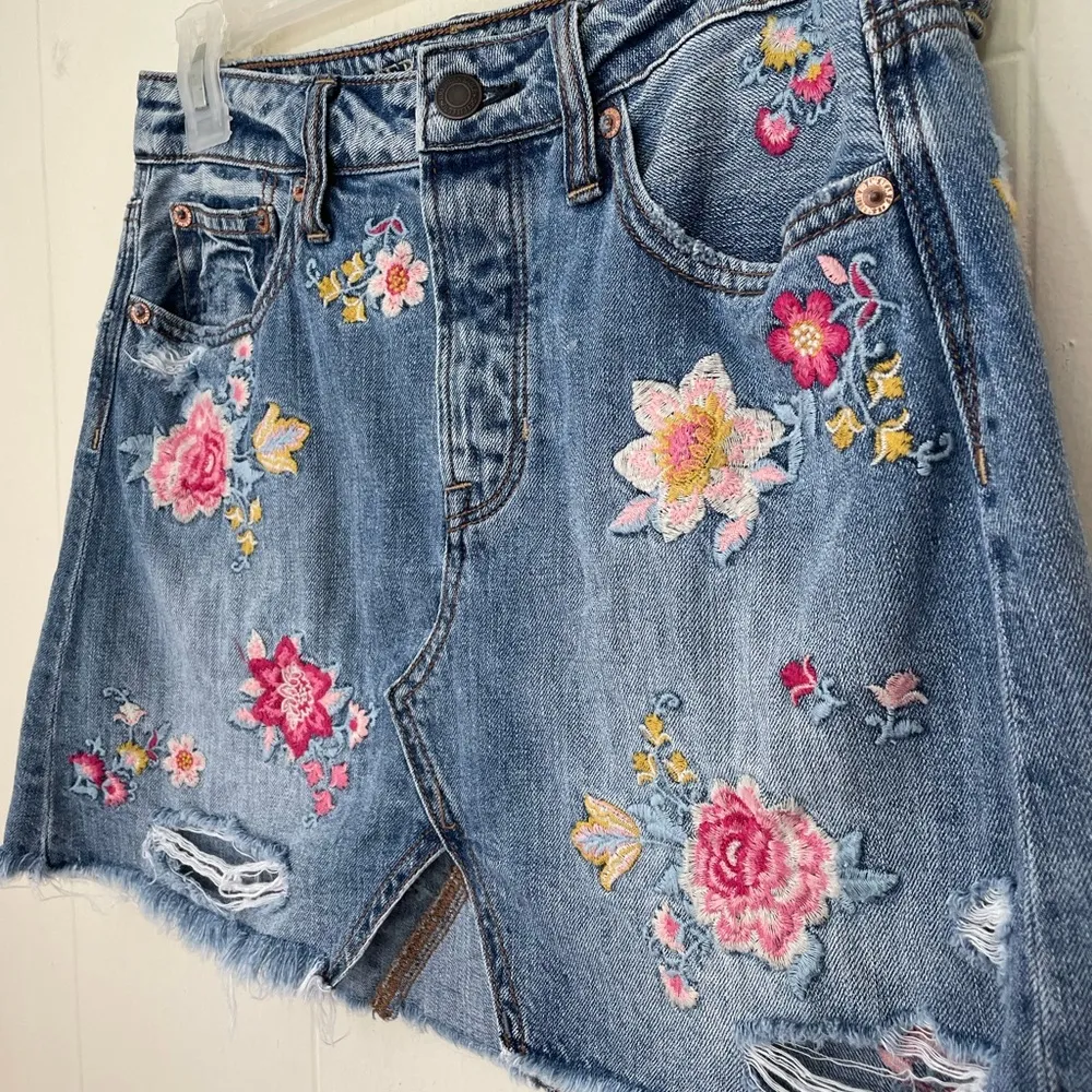 American Eagle Embroidered Distressed Denim Mini Jean Skirt Button Fly ~ Size 4 - Image 6