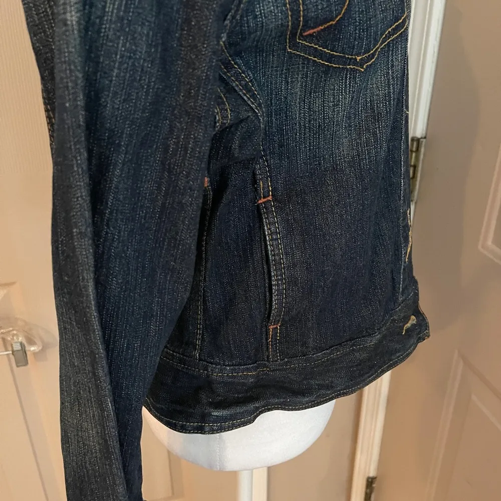 Rocawear Y2K women’s denim jacket with wide 5.5” cuffs & oversized buttons. Sz M - Image 6