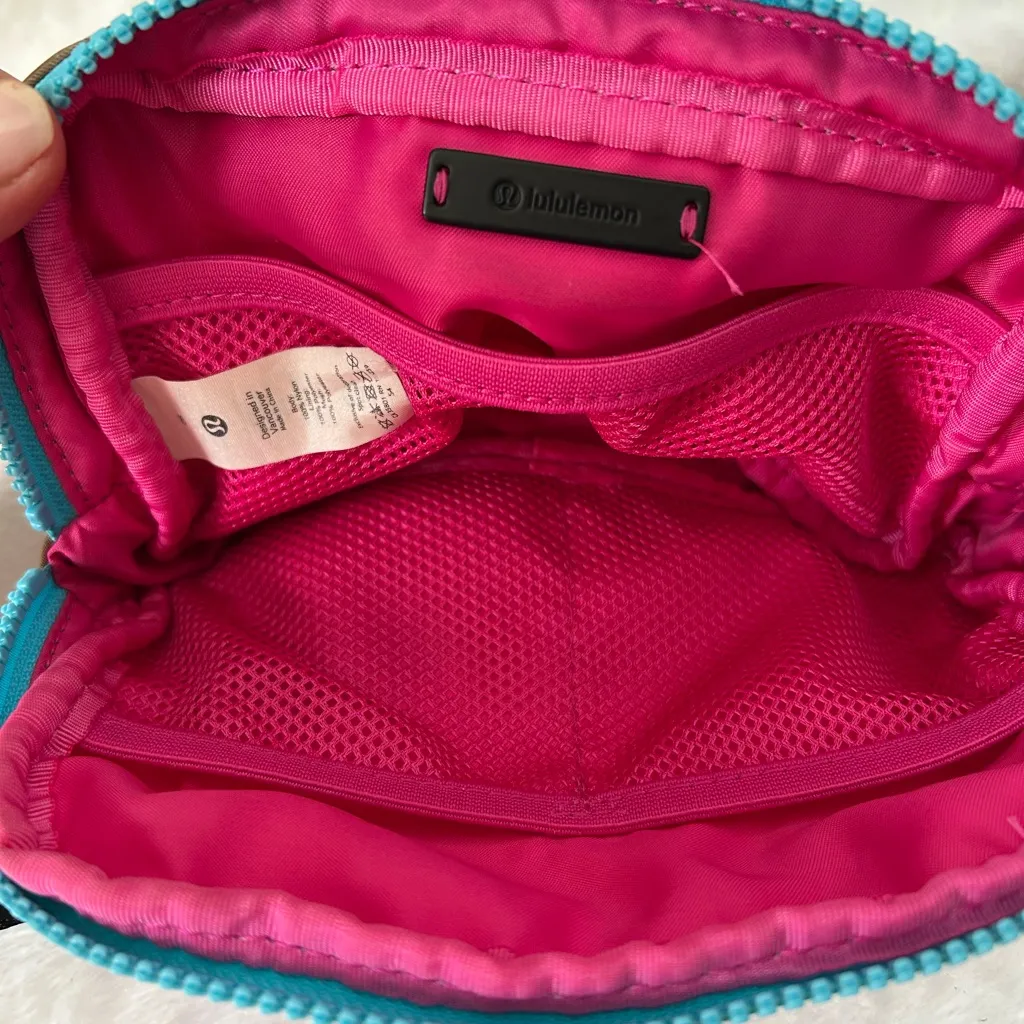 Lululemon Athletica Pink Interior Pouch with Blue Edges - Image 4