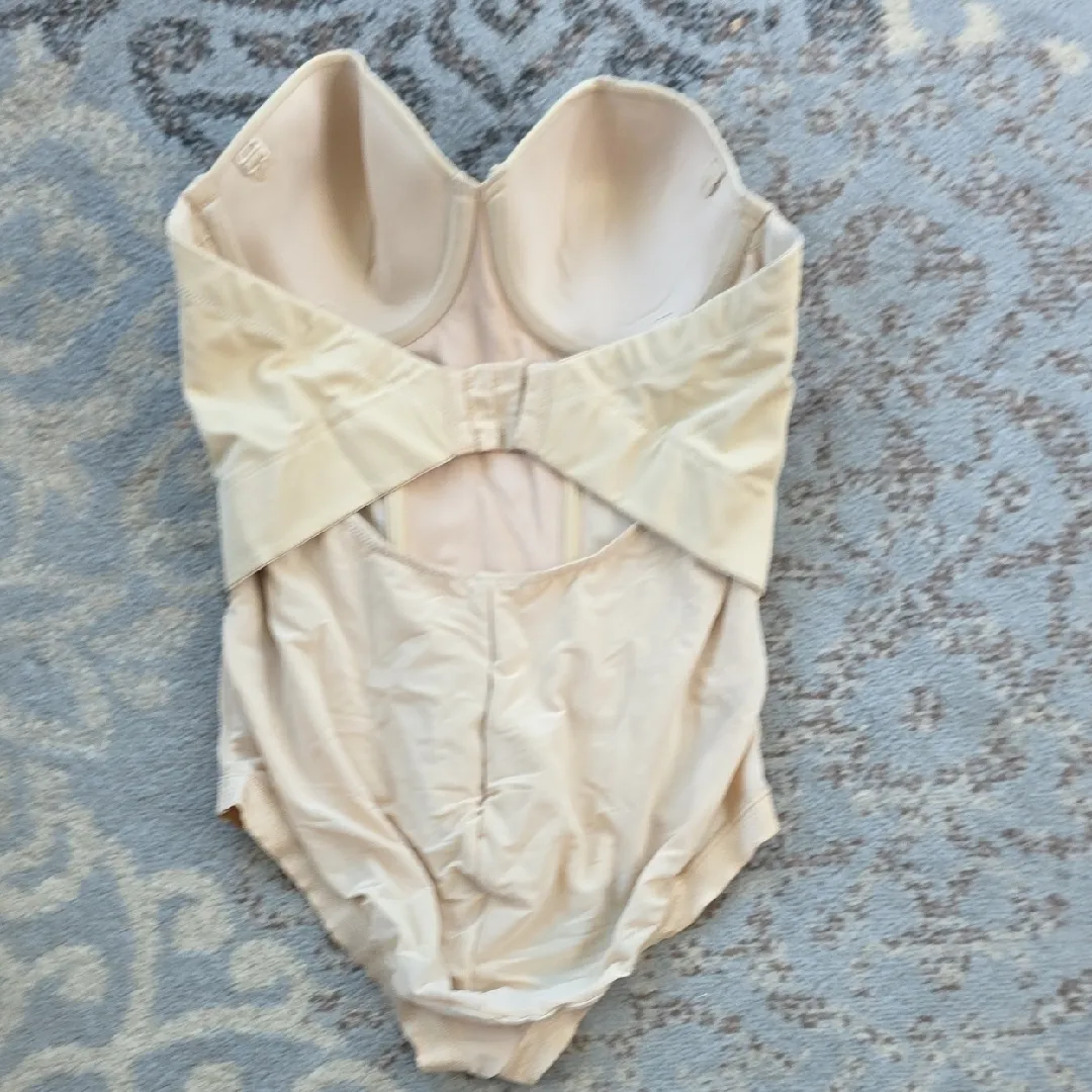 Maidenform Flexees Ultra-Firm Body Shaper with Built-In Underwire Bra Cream 38B - Image 5