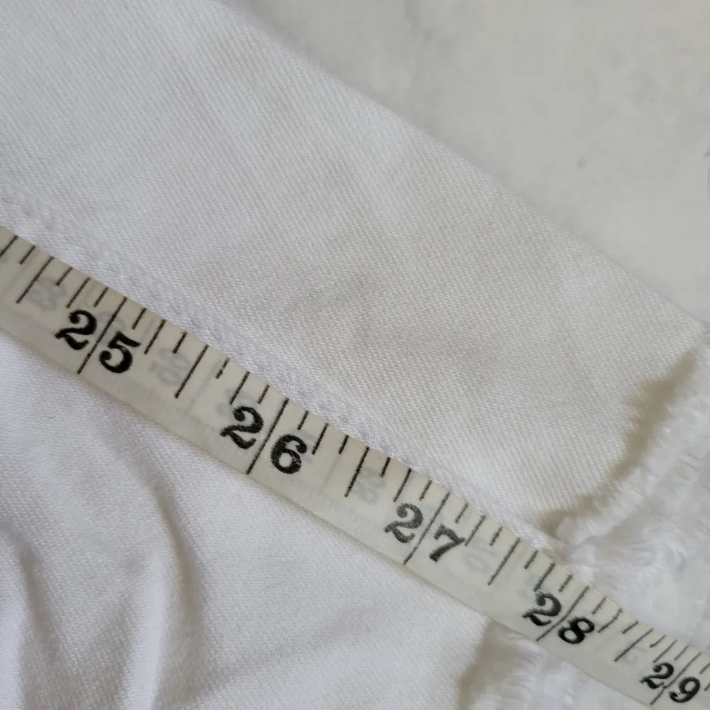 Refuge white distressed cropped jeans size 4 - Image 9