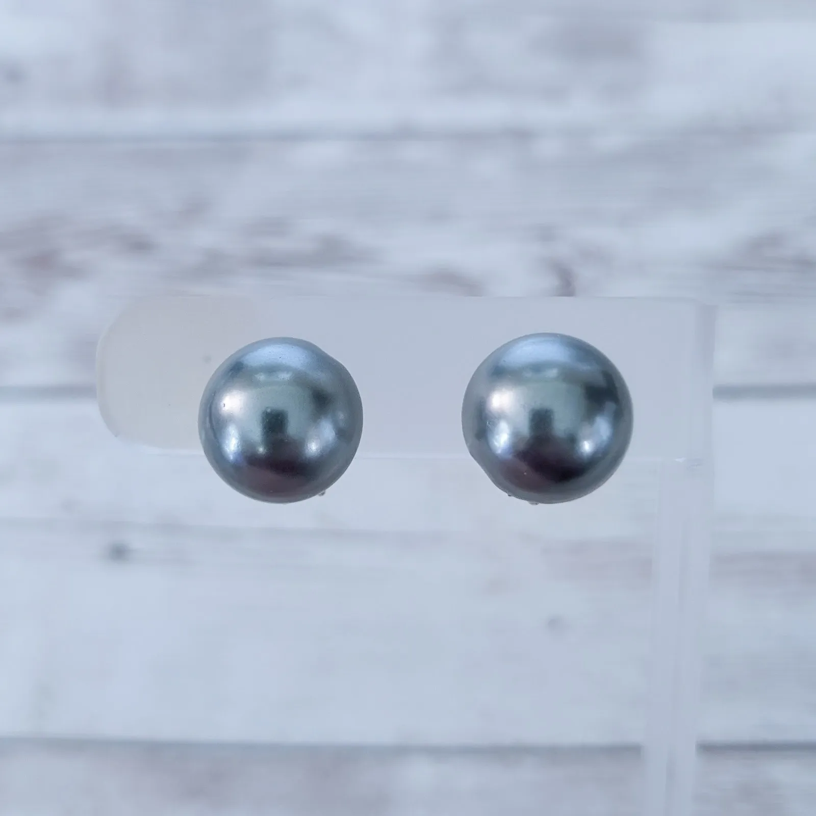 Vintage Clip On Earrings - Image 4