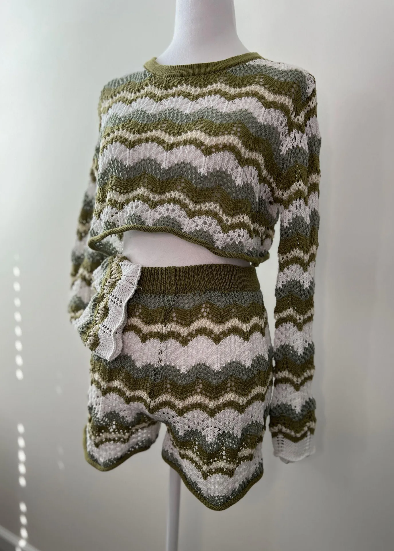 Green and white waived striped knit crop top and shorts set. Size M - Image 3