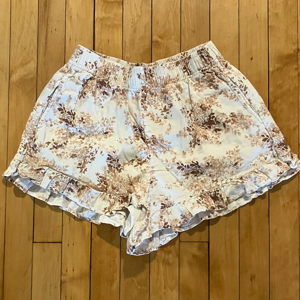 Abercrombie Tia Booth Linen Floral Tan and White Ruffled Shorts - Image 2