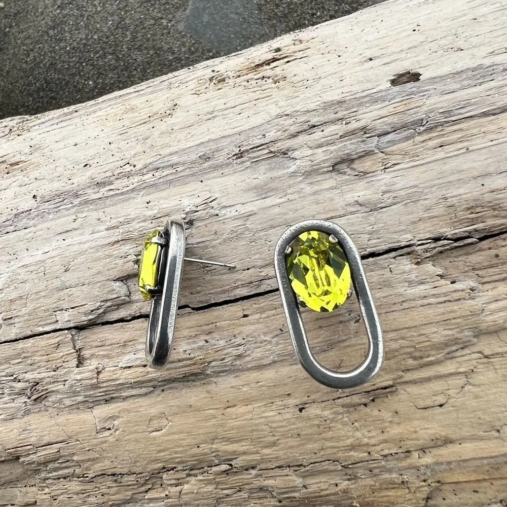 Handcrafted post antique silver earrings with citrus crystal - Image 3