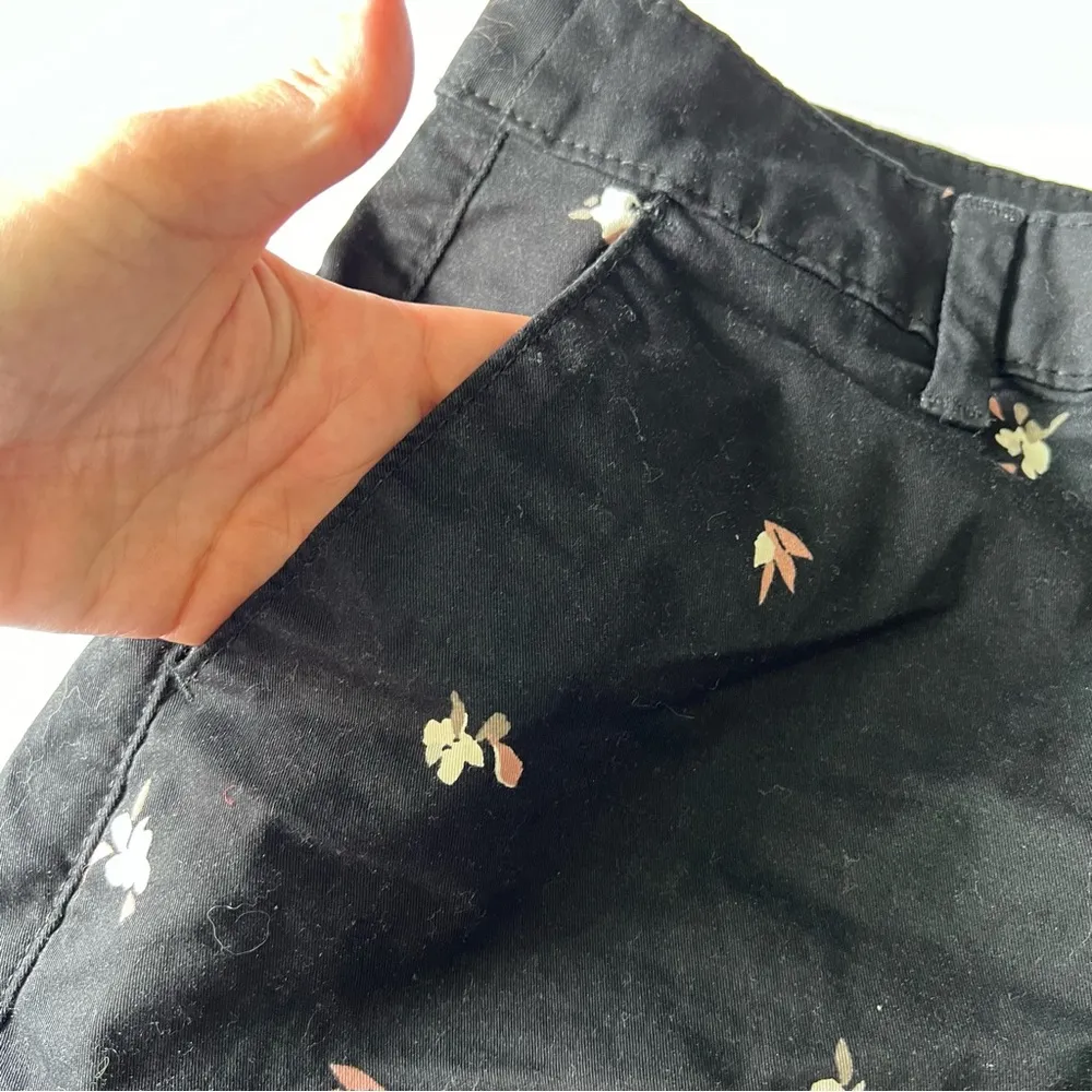 A new day dainty floral stretch chino shorts black size 10 - Image 3