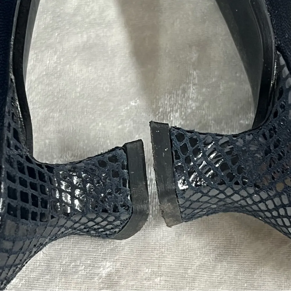 Stuart Weitzman Classic Crocodile Heel Pumps Black 9N - Image 7