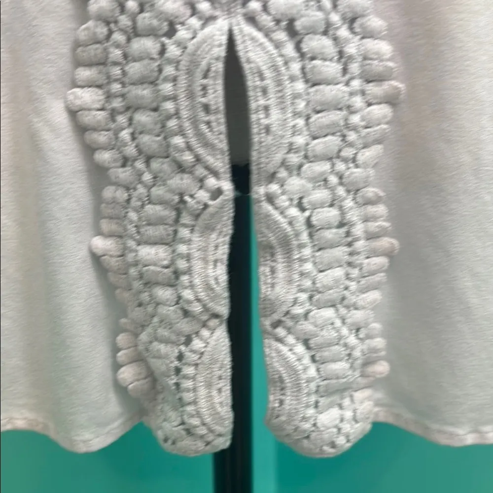 Pale Sky Floral Sleeveless Top with Lace Detail White Size M - Image 9