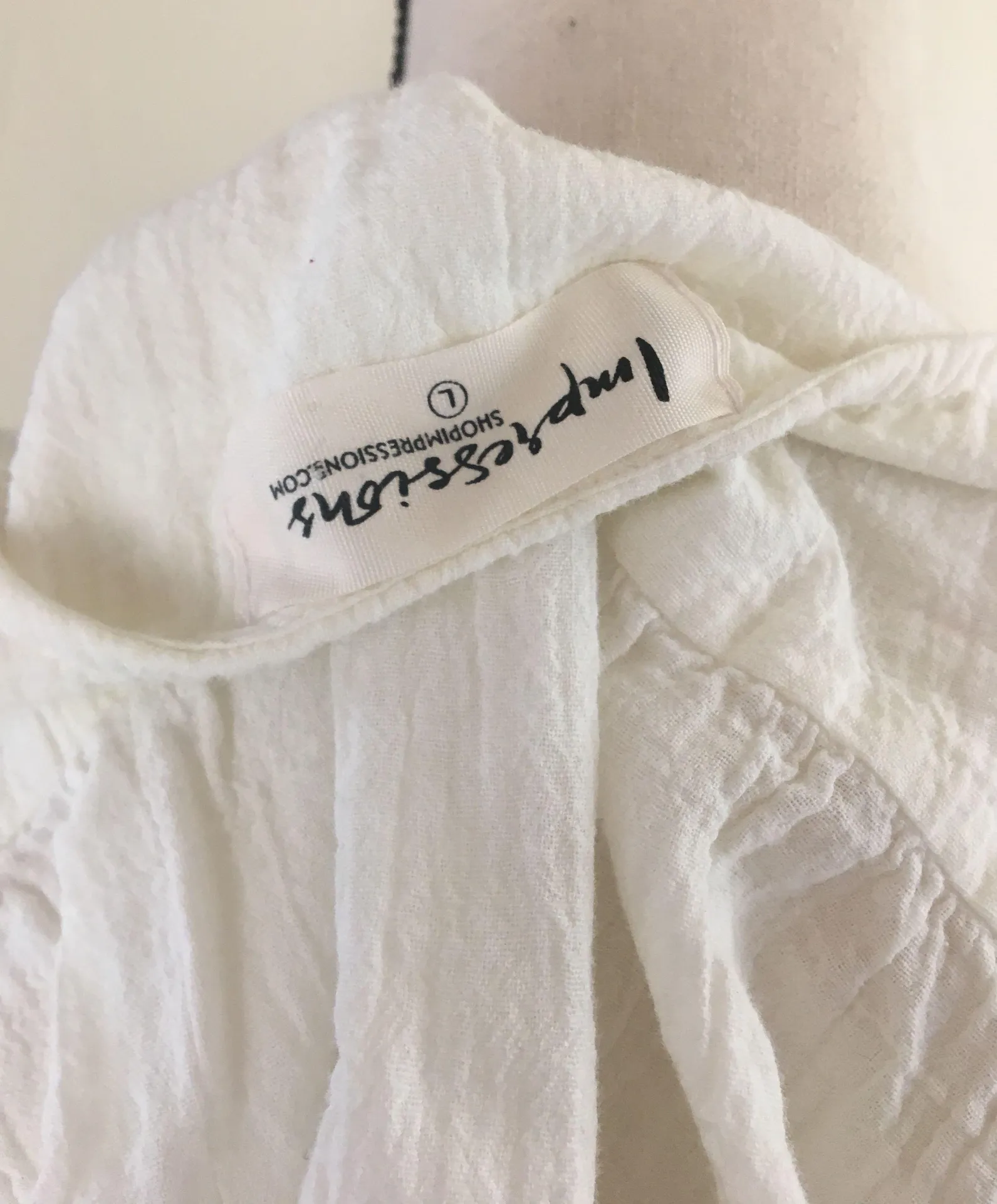 White Bright Embroidered Mexican Style Top - Image 5