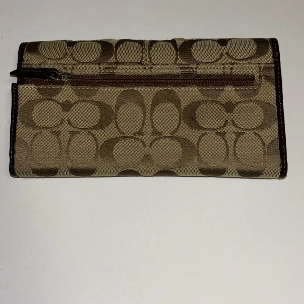 COACH TAN AND BROWN WALLET
PLEAT DESIGN…SIGNATURE LOGO DESIGN
SNAP CLOSURE - Image 2
