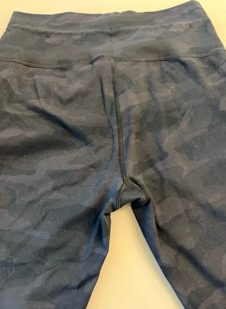 Vuori  women’s daily biker shorts in camo size medium - Image 4