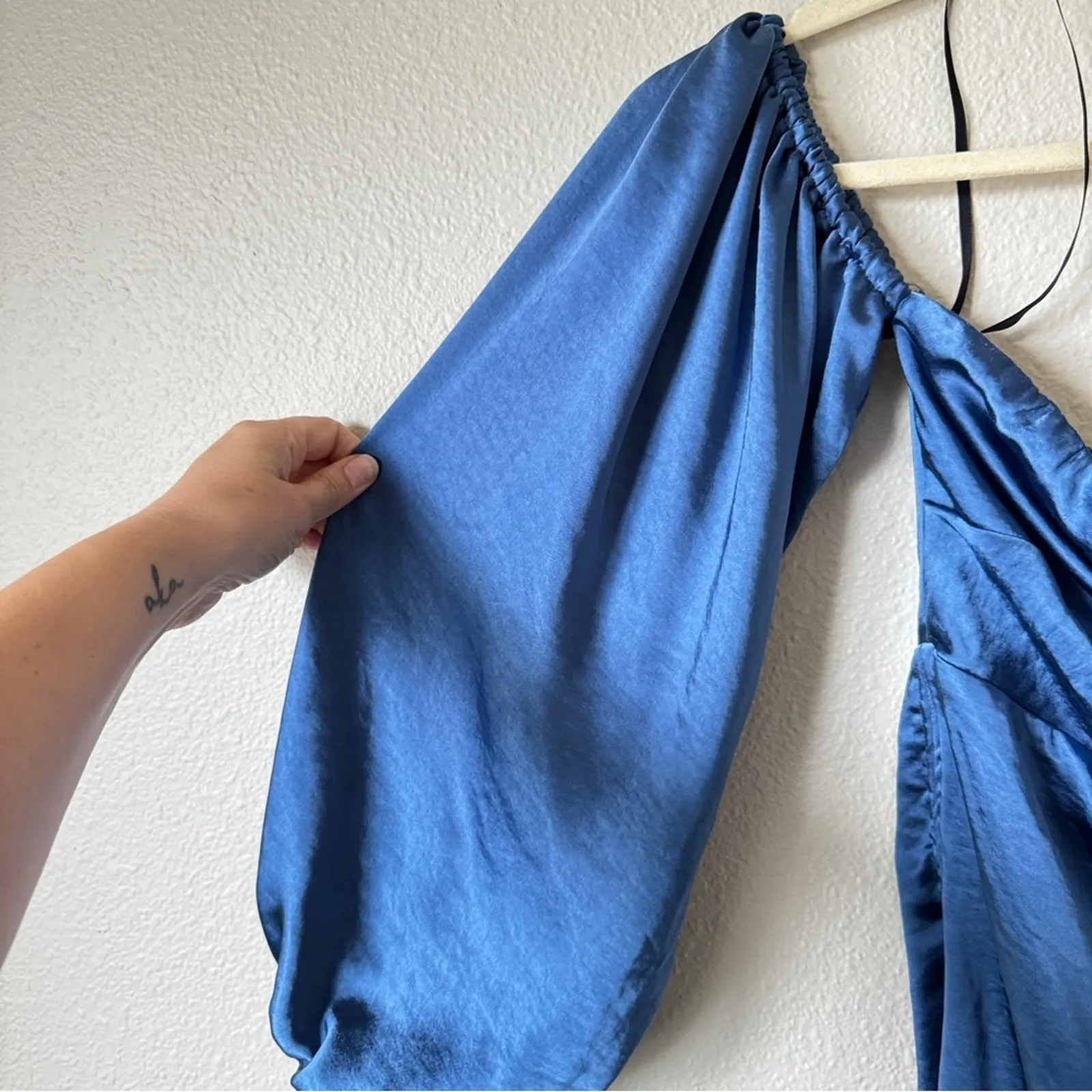 Thats So Fetch Blue Satin Off Shoulder Bodycon Mini Dress Womens 8 Baddie Ruched - Image 2