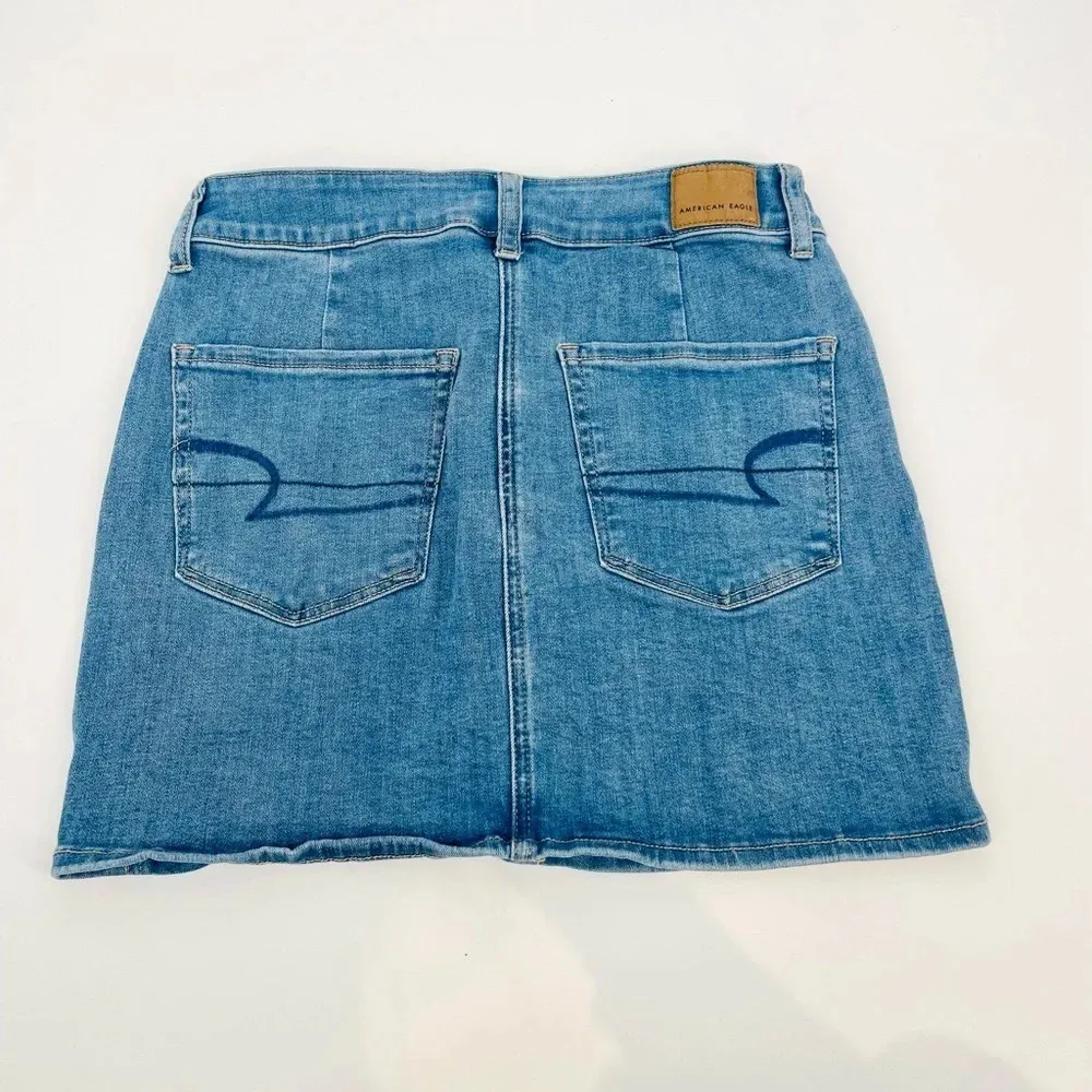 american eagle denim jean hi-rise mini skirt medium wash size 6 - Image 3