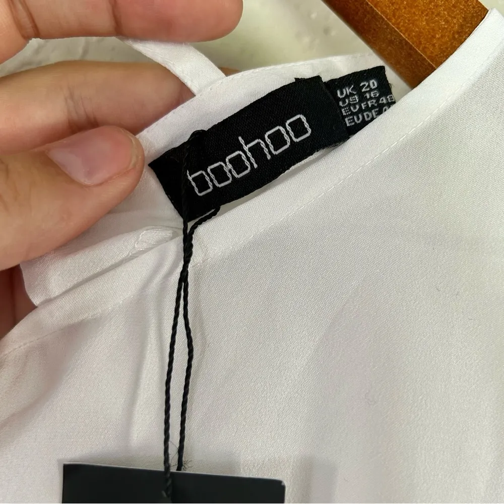 Boohoo 🦋 NWT  White Flowy Short Ruffle Sleeve T-Shirt Blouse Cross Back Size 16 - Image 3