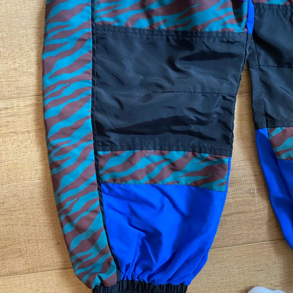 ASOS size 8 Blue jogger animal print streetwear abstract print black green pants - Image 3