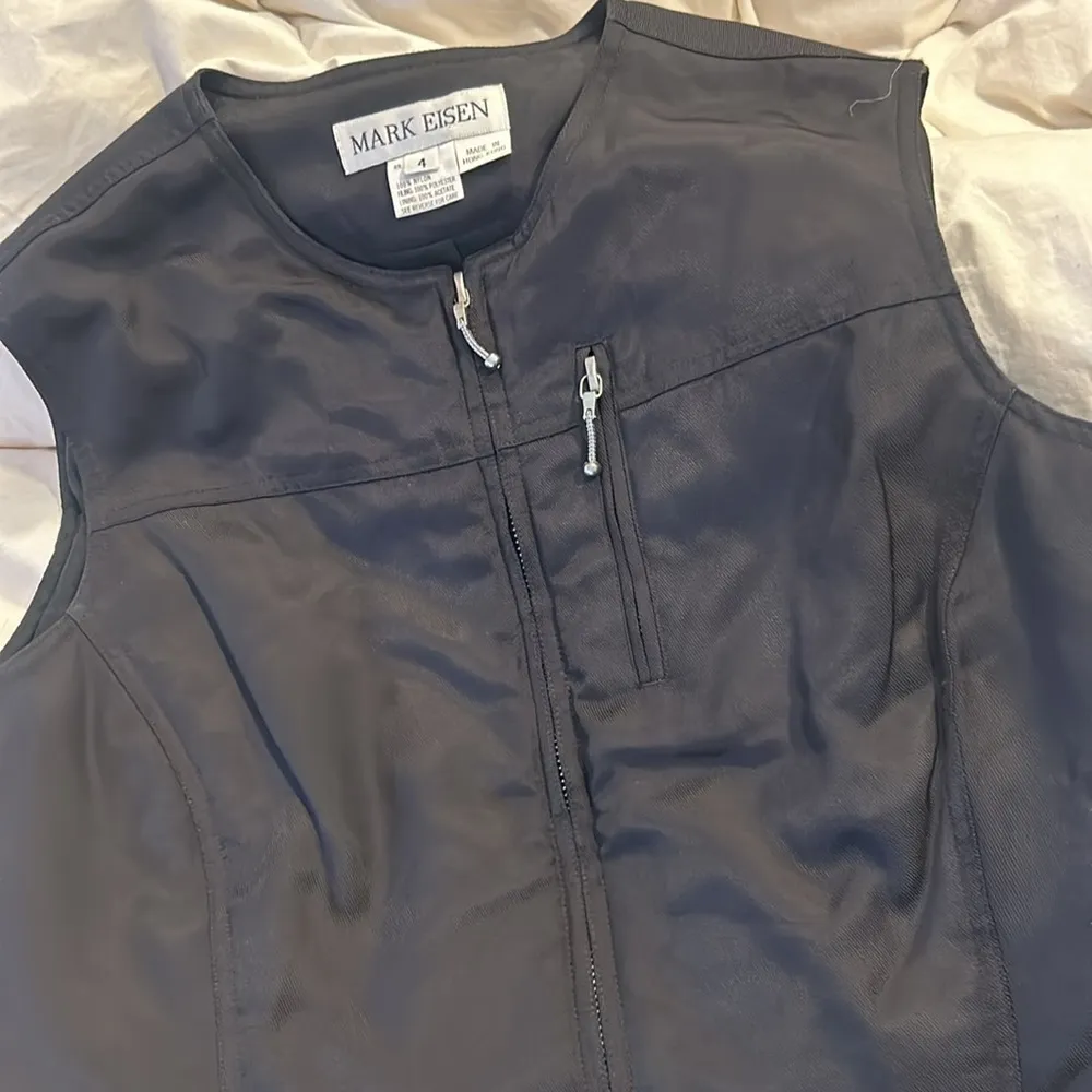 MARK EISEN Nylon Padded Zip Up Black Cropped Vest Size 4 - Image 3