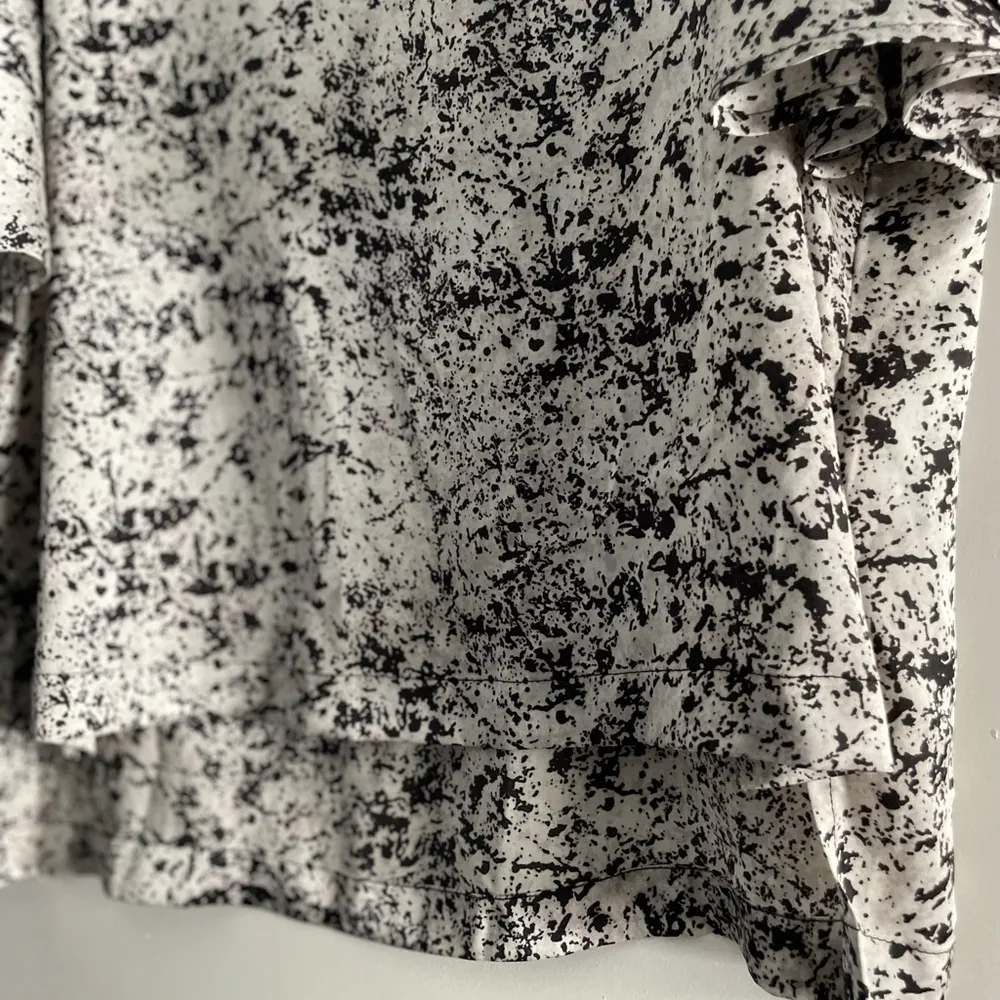 New York & Company Stretch Black and White 2 Piece pant Size S, Blouse Size M - Image 12