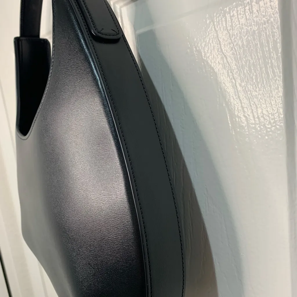 Authentic Giorgio Armani Black Leather Hobo Bag - Elegant & Timeless. - Image 8