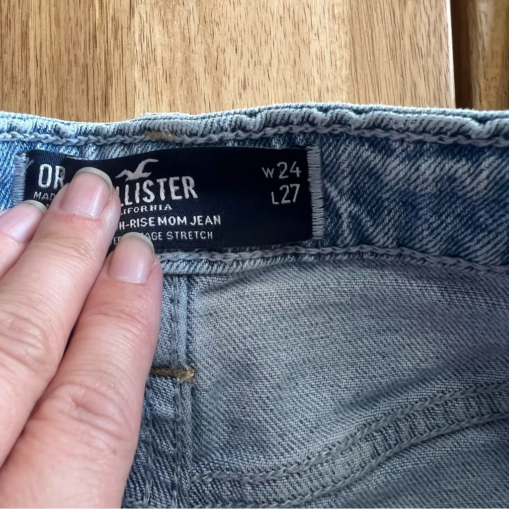 Hollister High-Rise Mom Jeans Light Wash Distressed W24 L27 - Image 2