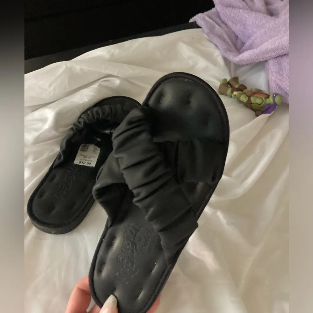 Black Crisscross Slip Ons Size 7 - Image 7