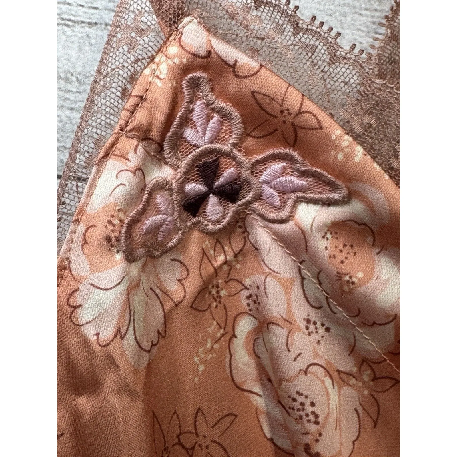 NEW FREE PEOPLE INTIMATELY PEACH/PINK EMBROIDERED SATIN SLEEP CAMI  LARGE  LACEY - Image 3