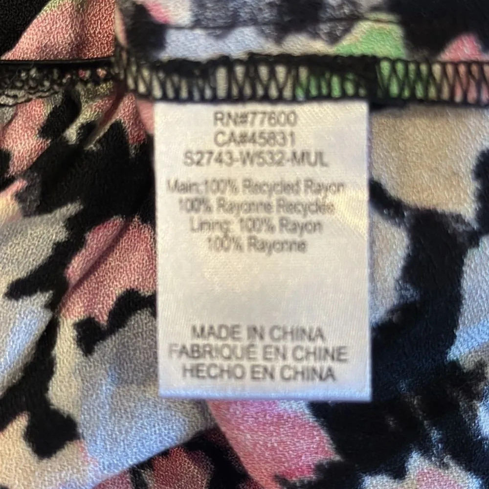 Saltwater Luxe V Neck Floral Short-sleeve Short Top with Ruffles at the Hemline - Image 8