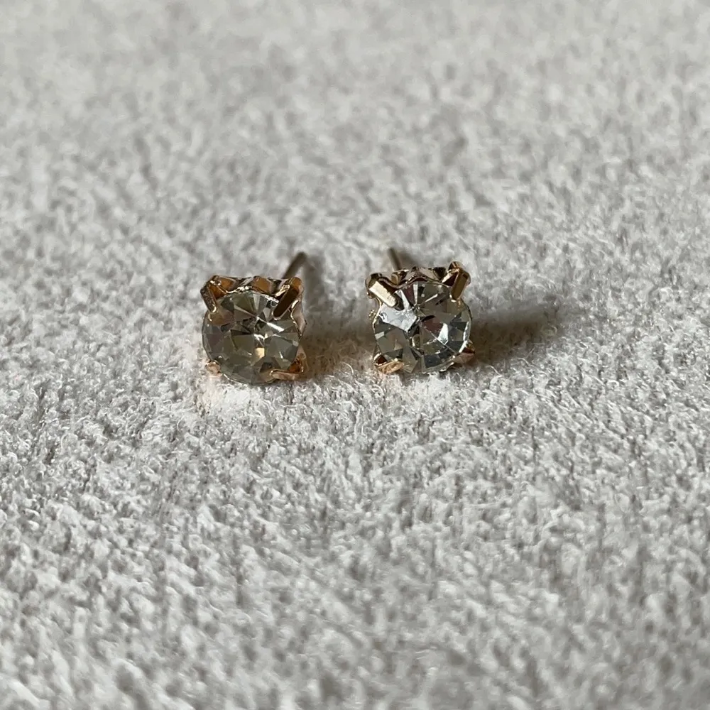 Diamond stud earrings - Image 3