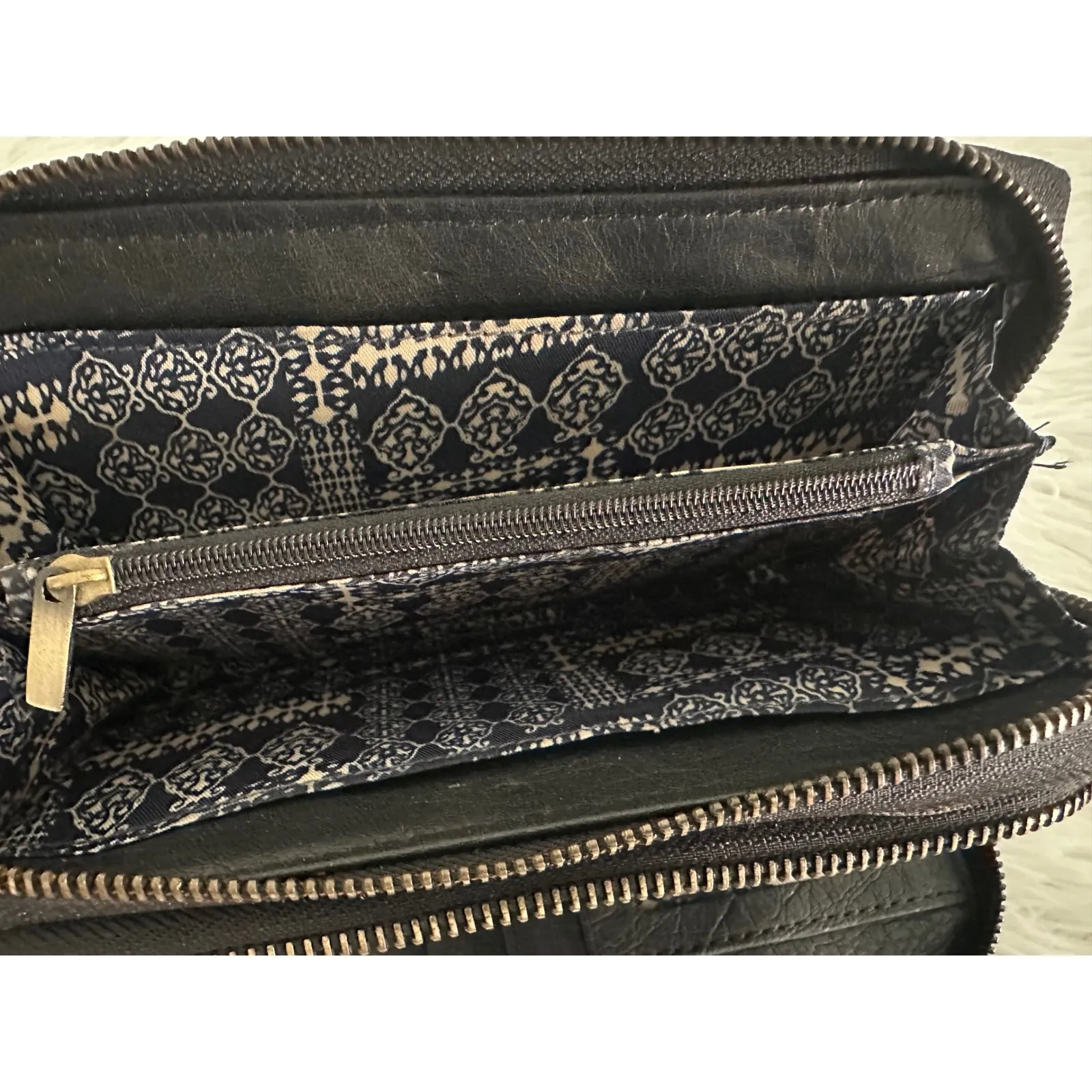 Lucky Brand black leather zip-around wallet with a gold plate detail - Image 5