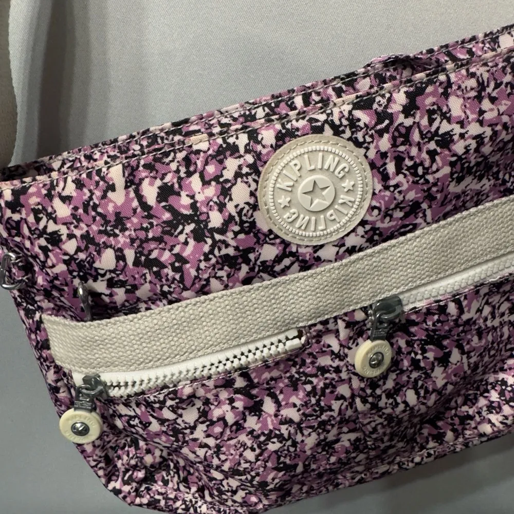 Kipling Crossbody 13x8”- like new!! - Image 4
