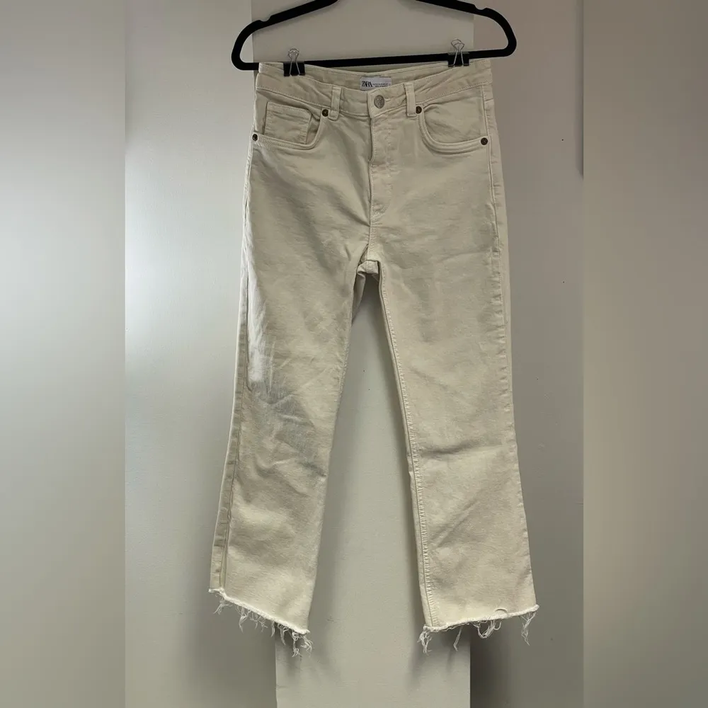 Zara - Cream Straight Leg Ankle Jeans with Frayed Hem Size 8 - Image 4