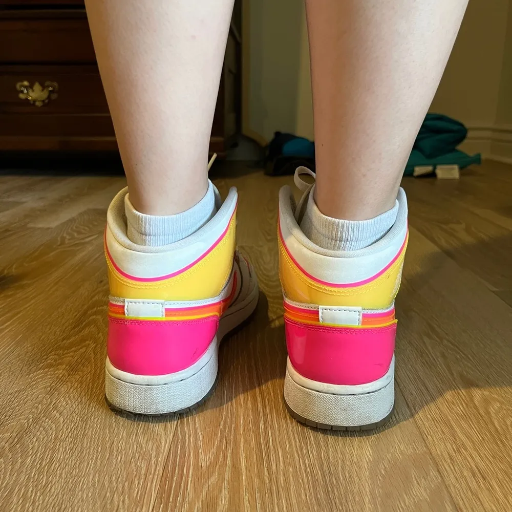 Air  1 Mid Edge Glow GS - Image 10