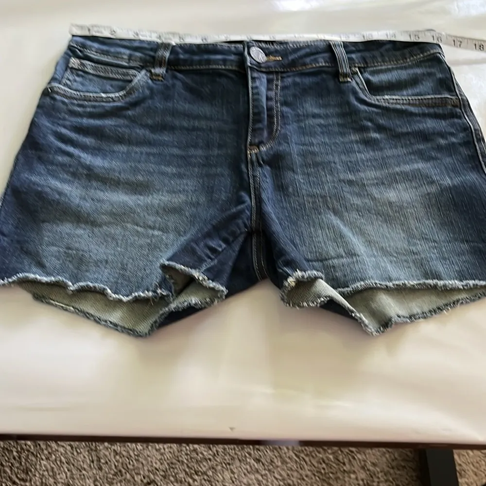 Kut From The Kloth Gidget Fray Short Mid Rise Size 8 - Image 4