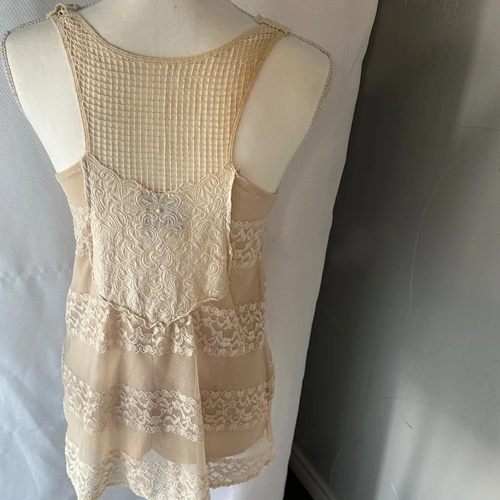 Romeo & Juliet Couture Beige Lace Top - Image 4